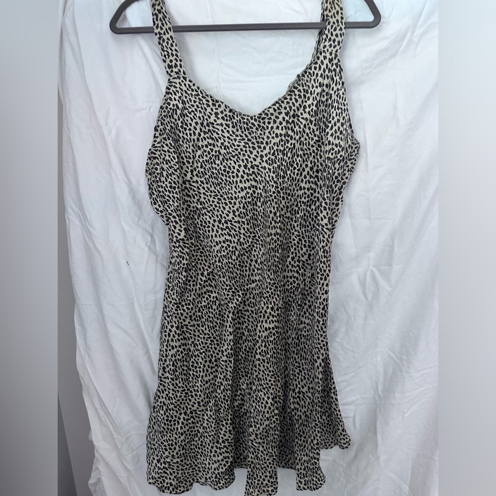 100% silk. 1X teddy. Fits smaller